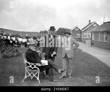 Treloar Cripple Home ad Alton Hampshire Sir William Treloar (seduto) e Sir Henry Gauvain, chirurgo ortopedico per bambini (destra). 4 luglio 1923 Foto Stock