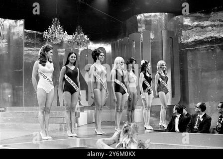 Londra: Le ultime sette del concorso Miss mondo al Lyceum Ballroom ieri sera sfilano davanti ai giudici. Miss Australia Penelope Plummer (estrema destra) ha vinto il titolo, con Miss Regno Unito Kathleen Winstanley (estrema sinistra) seconda e Miss Israel Mirey Zamir (quarta da sinistra) terza. 15 novembre 1968 Foto Stock