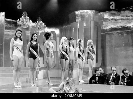 Londra: Le ultime sette del concorso Miss mondo al Lyceum Ballroom ieri sera sfilano davanti ai giudici. Miss Australia Penelope Plummer (estrema destra) ha vinto il titolo, con Miss Regno Unito Kathleen Winstanley (estrema sinistra) seconda e Miss Israel Mirey Zamir (quarta da sinistra) terza. 15 novembre 1968 Foto Stock