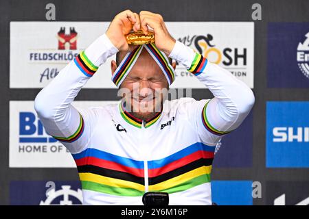 Zurigo, Svizzera. 26 settembre 2024. Il belga Maxime Hordies festeggia sul podio indossando la maglia arcobaleno e la medaglia d'oro, dopo aver vinto la gara su strada maschile nella categoria H1-H2 ai Campionati del mondo UCI Road and Para-Cycling Road 2024, giovedì 26 settembre 2024, a Zurigo, Svizzera. I Mondi si svolgono dal 21 al 29 settembre. BELGA PHOTO JASPER JACOBS credito: Belga News Agency/Alamy Live News Foto Stock