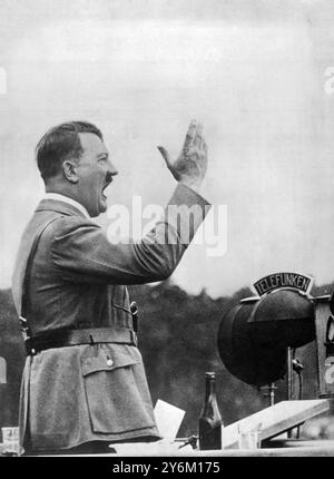 Germania: Una foto di Adolf Hitler e gesticolazione durante un discorso tenuto allo Zenith del suo potere nei tempi passati del terzo Reich. Foto Stock