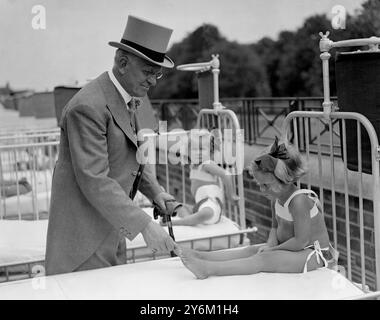 Giornata dei fondatori al Treloar Cripples Hospital and College di Alton. Il sindaco, Sir Charles Collett e un po' di paziente. 11 giugno 1934 Foto Stock