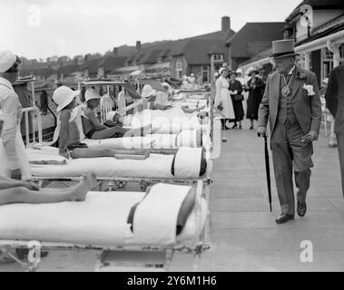 Giornata dei fondatori al Treloar Cripples Hospital and College, Alton, Hampshire. Il sindaco, Sir Percy Vincent. 8 giugno 1936 Foto Stock