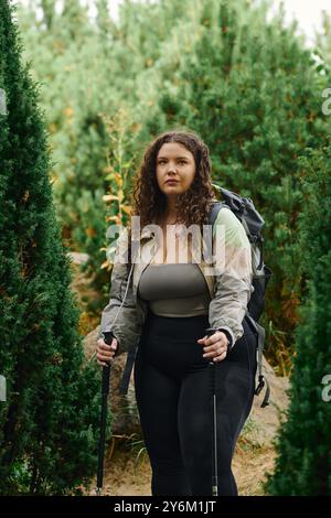 Una donna di grandi dimensioni, che irradia fiducia, ama il suo viaggio nella natura selvaggia. Foto Stock