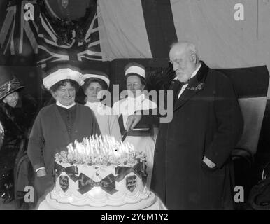 Sir William Purdie Treloar, il sindaco della città di Londra, con la sua torta di 80 anni all'Alton Cripples Hospital, Hampshire. Sir William fondò il Lord Mayor Treloar Cripples' Hospital and College nel 1908. La torta recita "WPT 1843-1923" e "Lord Mayor of London WPT 1906" Foto Stock