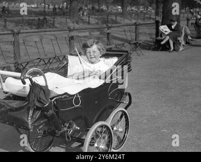 Il piccolo Tommy Sopwith ( 22 mesi figlio di Mr e Mrs T o M Sopwith ) su cui si concentra l'attenzione di tutto il mondo mentre sfidano la presa dell'America sulla Coppa America ( il trofeo yachtinhg più famoso al mondo ) ha trascorso domenica pomeriggio al Serpentine di Hyde Park a vela il suo modello di yacht che ha chiamato Endeavour - spera di essere un diportista come suo papà - la foto mostra il piccolo Tommy Sopwith che guarda ansiosamente la sua corsa di artigianato sul lago Serpentine a Hyde Park a Londra 16 settembre 1934 Foto Stock