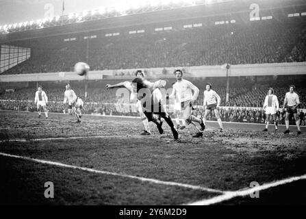 European Fairs Cup semi-finale 1° tappa. Arsenal V Ajax Eddie Kelly dell'Arsenal (al centro) testa la palla via durante un attacco Ajax nella semifinale della European Fairs Cup ad Highbury. All'estrema sinistra c'è Charlie George e a destra Frank McLintock: E all'estrema destra (sfondo) c'è Jon Sammels. 8 aprile 1970 Foto Stock