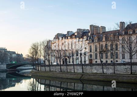 Francia, Parigi, 75, IV arrondissement, Ile Saint-Louis, Quai d'Anjou, facciate e riflessi della Senna. Foto Stock