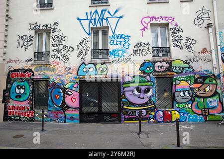 Francia, Parigi, 75, decimo arrondissement, Rue Bichat, gatti e graffiti marcati su una parete. Artista di strada : Chanoir (Alberto Vejarano). Foto Stock