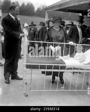 Festa del fondatore all'Alton Cripples Hospital. Dame Margaret Lloyd George e Sir Henry Gauvain, chirurgo ortopedico per bambini al capezzale di un minuscolo paziente. Foto Stock