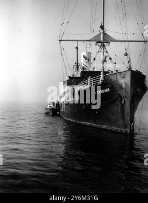 Stazione radio Pirate radio Caroline la stazione pop radio pirata ormeggiata al largo dell'Isola di Man, Inghilterra, 22 settembre 1966 Foto Stock