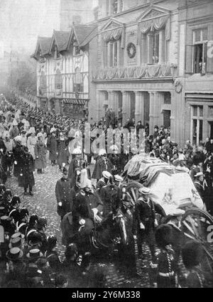 Il funerale della Regina Vittoria. La bara, seguita dai Royal Morners, passando per Windsor. 9 febbraio 1901 Foto Stock