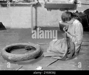 Onorevole Gabrielle Borthwick School of Motoring and Engineering, Piccadilly, Londra. Gestione di un tubo interno. forse 1920 anni Foto Stock