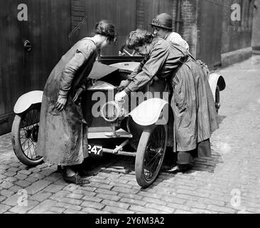 Onorevole Gabrielle Borthwick School of Motoring and Engineering, Piccadilly, Londra. Gabrielle Borthwick che spiega parti del motore probabilmente degli anni '1920 o già nel 1915 / 1916 Foto Stock