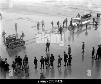 Lancio della Lifeboat a Worthing West Sussex con trattore a motore. 1920 anni 1930 Foto Stock