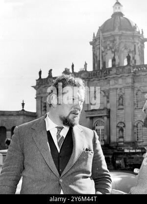 Yorkshire, celebre attore e regista cinematografico britannico, Peter Ustinov, nella foto nel parco dello storico Castle Howard, vicino a Malton, una delle residenze signorili più note d'Inghilterra, dove sta attualmente dirigendo scene per il nuovo film, "Lady L", in cui la bellissima attrice italiana Sophia Loren interpreta il ruolo del protagonista. 11 marzo 1965. Foto Stock