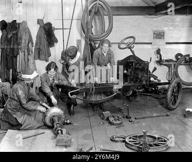 Onorevole Gabrielle Margaret Ariana Borthwick School of Motoring and Engineering, Piccadilly, Londra. Rimozione dell'assale di una vettura per eseguire le riparazioni e anche per imparare le parti. Foto Stock