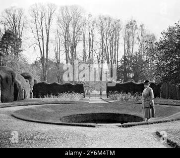 Onorevole Lady Hulse, a casa a Breamore House, Salisbury, Hampshire. 31 ottobre 1927 Foto Stock