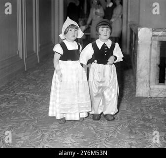 Festa per bambini della signora Maxwell Chance all'Hyde Park Hotel. Le mancano Louise e Liane Harrison (gemelli) come ragazzo e ragazza olandese. 1931 Foto Stock