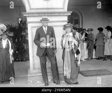 Primrose League Garden Party a Syon House, Brentford. Londra, sede dei Duchi di Northumberland. Sir Frederick e Miss Milner. anni '1920 Foto Stock