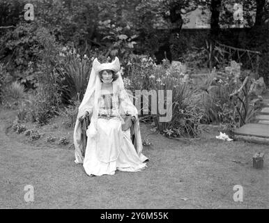 Garden Fete all'Hermitage, Barnes, in aiuto dell'Alton Cripples' Hospital and College, Hampshire. Miss Oertling interpreta la "Contessa Felisse" nell'opera scritta da lei, intitolata "il Conte di Savarrina". 2 giugno 1923 Foto Stock