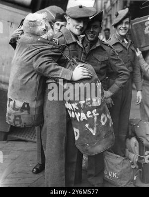 Il 3 settembre 1947 le truppe britanniche tornano dall'India. Circa 1.000 uomini dell'esercito britannico che si ritiravano dal nuovo Dominion dell'India, e circa 250 famiglie di soldati arrivarono a Liverpool a bordo della nave da trasporto Georgic da Bombay. La maggior parte degli uomini del Royal Norfolk Regiment che sono stati di stanza nel Punjab dal 1940 e sono stati la prima unità britannica ad essere ufficialmente evacuata. Il soldato Jones di Manchester porta a casa un gigante orso Teddy nella sua divisa mentre atterra oggi a Liverpool. Foto Stock