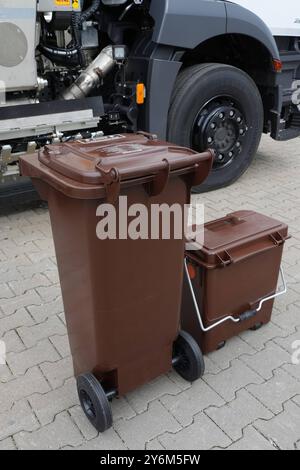 Der Ostalbkreis Baden Wuerttemberg steigt um vom Plastik Biobeute Hin zum Papier Biobeutel. Gleichzeitig werden Biotonnen mit einem Fassungsvermoegen von 45 bis 120 Liter eingefuehrt. Cappello der Plastiksack in uso. Biobeutel und Biobeutelton - Biobeutel und Biobeutel-tonne Der Ostalbkreis Baden Wuerttemberg steigt um vom Plastik Biobeute Hin zum Papier Biobeutel. Gleichzeitig werden Biotonnen mit einem Fassungsvermoegen von 45 bis 120 Liter eingefuehrt. Cappello der Plastiksack in uso. Deutschland, Moegglingen, firma GOA, 25.09.2024 *** il distretto di Ostalbkreis del Baden Wuerttemberg è switc Foto Stock