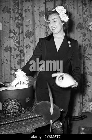 Dame vera Lynn che porta i cappelli a casa sua Finchley. Cantante britannica famosa durante la seconda guerra mondiale, quando fu soprannominata "The Forces" Sweetheart" nella foto - 27 dicembre 1951 Credit: TopFoto Foto Stock