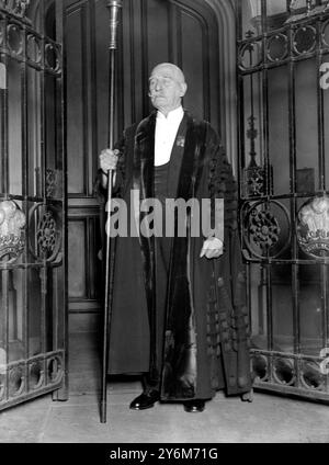 Il portatore di Mace del Tempio. Il signor o'Connor, il capo portatore, che precederà il Principe di Galles quando si recherà all'alta Tavola del Tempio di mezzo per cenare per la prima volta dalla sua elezione a Bencher. 15 novembre 1922 Foto Stock