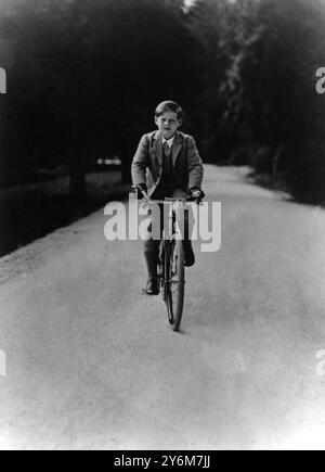 Re Michele di Romania, nei terreni del suo palazzo a Sinaia. Novembre 1929 Foto Stock