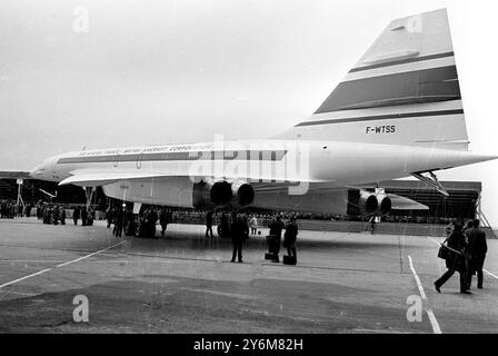 Tolosa, Francia: Il Concorde, il primo aereo di linea più veloce del suono al mondo, fa la sua prima apparizione pubblica oggi. Il prototipo del Concorde 001 fu lanciato sull'asfalto presso la Sub Aviation Works. Un progetto anglo-francese l'aereo dovrebbe fare il suo primo volo di prova all'inizio di New York. E' la gemella 002 che ora viene assemblata a Bristol, dovrebbe volare più avanti nell'anno. Sono progettati per volare a 1,4000 KM/h. 11 dicembre 1967 Foto Stock