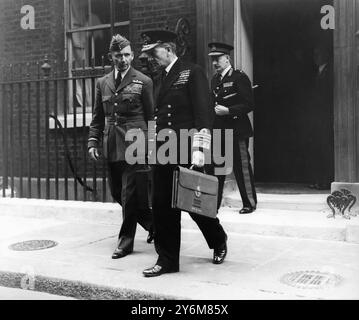 I capi dei tre servizi, l'ammiraglio Sir John Cunningham, First Sea Lord, il feldmaresciallo visconte Montgomery, Capo di Stato maggiore imperiale, e il maresciallo della Royal Air Force Lord Tedder, furono chiamati a conferire con il gabinetto, riunendosi al 10 di Downing Street. 2 ottobre 1947 Foto Stock