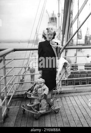 Linda Ann Stein di Brooklyn, New York, con sua madre, la signora Sema Stein, una sposa della G.I. la cui casa è a Bethnal Green, Londra. Il cappello della madre corrispondeva alla macchina per bambini per la novità quando furono ritratti sul ponte della s.s. America a Southampton mentre erano diretti a trascorrere una vacanza nella vecchia casa della signora Stein. 21 aprile 1948. ©TopFoto Foto Stock