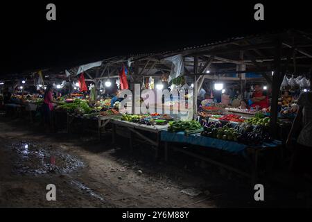 Mercato notturno indonesiano a Lemmata, Indonesia Foto Stock