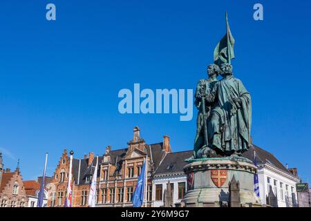 Europa, Belgio, Bruges. Grand Place. Statua di Pieter de Coninck e Jan Breydel Foto Stock