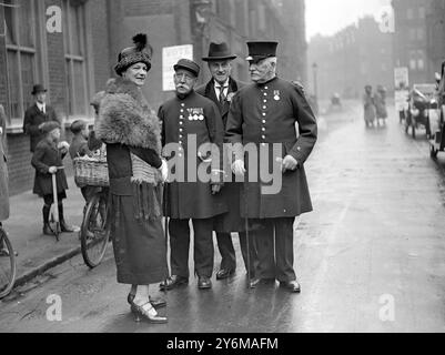 Elezioni generali ottobre 1924. Sir Samuel e Lady Hoare con i Chelsea Pensioners. 29 ottobre 1924 Foto Stock