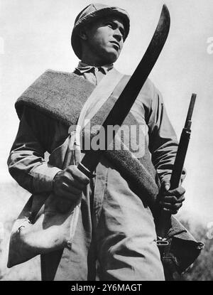 Prove della futilità della guerra: Due anni e mezzo di lotta per una semi-palude: Un soldato paraguaiano nel Gran Chaco, armato di fucile e machete. Fotografia scattata sul fronte paraguaiano da Willi Ruge. 1934 Foto Stock