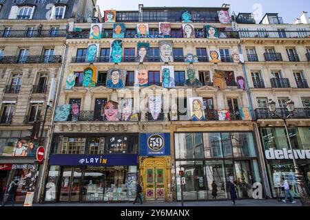 Francia, Parigi, 75, 1er ARRT, Rue de Rivoli, facciata dell'edificio '59 RIVOLI', collettivo d'artisti (più di trenta in residenza), installato in un'area di Foto Stock
