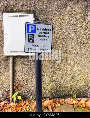 I titolari di permesso di soggiorno firmano solo nel nord di Londra nella stagione autunnale con le foglie sul pavimento Foto Stock