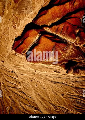 Splendida fotografia aerea che mostra le intricate e misteriose linee di Nazca incise sul terreno arido del deserto del Perù, catturando la loro storia Foto Stock