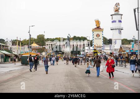 Monaco, Germania. 26 settembre 2024. Passeggia attraverso l'Oktoberfest in una giornata nuvolosa il 26 settembre 2025 a Monaco, Germania. (Foto di Alexander Pohl/Sipa USA) credito: SIPA USA/Alamy Live News Foto Stock