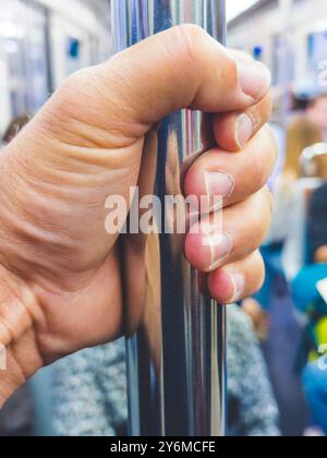 Francia, ile-de-France, Parigi, metropolitana, bar di metallo da tenere Foto Stock