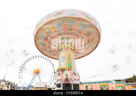 Monaco, Germania. 26 settembre 2024. Passeggia attraverso l'Oktoberfest in una giornata nuvolosa il 26 settembre 2025 a Monaco, Germania. (Foto di Alexander Pohl/Sipa USA) credito: SIPA USA/Alamy Live News Foto Stock