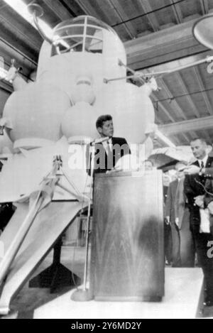 Il presidente John F. Kennedy dichiara che gli Stati Uniti faranno salire un uomo sulla luna, e lo riporteranno in sicurezza, entro la fine del decennio. Houston, Texas, Stati Uniti: Il presidente John F. Kennedy (Centro) d'America è raffigurato ricevere qui oggi un modello di astronave Apollo. Dietro di lui c'è il mezzo da sbarco sulla luna proposto chiamato "Moon Bug" visto a destra c'è il vicepresidente americano Lyndon B. Johnson. 12 settembre 1962 ©TopFoto Foto Stock