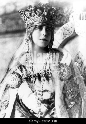 Regina Maria di Romania in abito da incoronazione. Una bella fotografia di sua Maestà, la Regina di Romania che indossa un vestito completo per l'incoronazione. 1922 Regina Maria di Romania Principessa Maria di Edimburgo, poi Regina di Romania (Maria Alessandra Vittoria) (29 ottobre 1875 – 18 luglio 1938), nel 1893, pochi mesi prima che suo padre diventasse Duca di Coburgo-Gotha, la Principessa Maria sposò il Principe ereditario Ferdinando di Romania Foto Stock