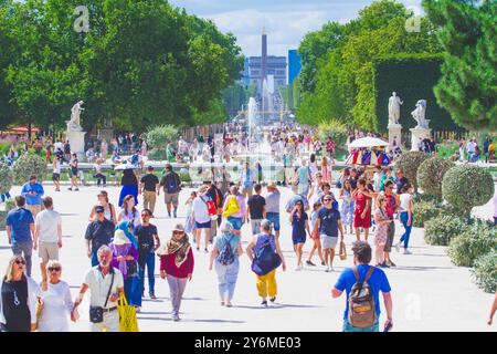 Francia, Parigi. Turisti del giardino delle Tuileries. Foto Stock
