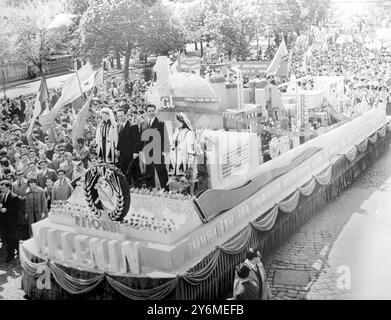 Giorno di maggio a Bucarest Bucarest, Romania: Uno dei carri giganti decorati che ha preso parte alla Parata del giorno di maggio attraverso la strada di Bucarest, Romania, il 1° maggio. 7 maggio 1962 Foto Stock