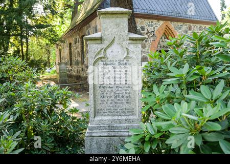 Grabstein, Alter Friedhof an der Dorfkirche Alt-Wittenau, Reinickendorf, Berlino, Deutschland *** lapide, Vecchio cimitero presso la chiesa del villaggio Alt Wittenau, Reinickendorf, Berlino, Germania Foto Stock