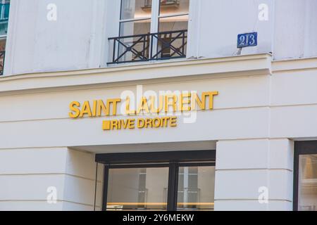 Francia, Parigi, 1° distretto, Rue Saint-Honore, negozio Saint-Laurent, bancata destra Foto Stock