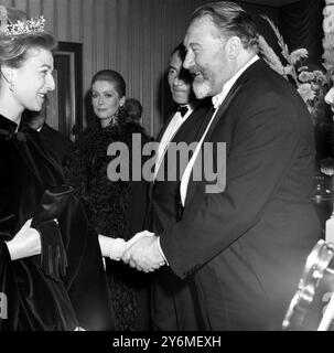 La sua altezza reale la principessa Alexandra incontra alcune delle stelle che appaiono nel Royal World Charity Premier di Mayerling di Terence Young al Warner Theatre di Londra mostrando James Robertson Justice con cui la principessa stringe la mano, James Mason e la star francese Catherine Deneuve il 22 ottobre 1968 Foto Stock